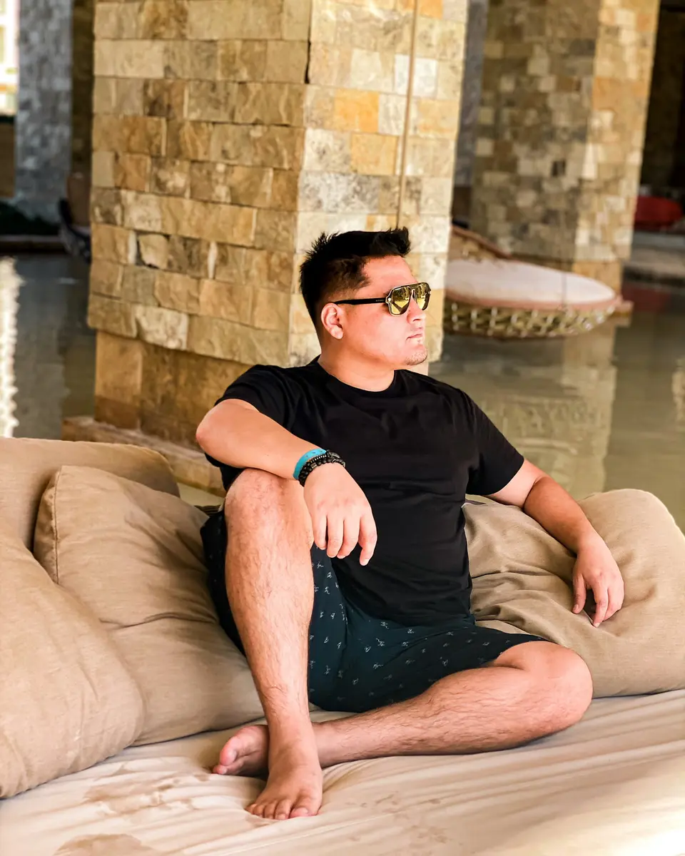 Diego Sovero sentado en un sofá